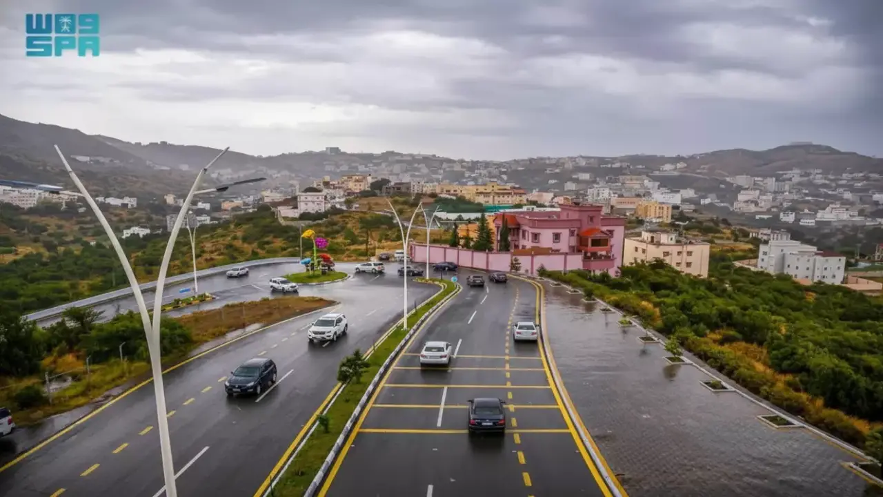 الدفاع المدني يرفع حالة التأهب بالباحة لمواجهة أمطار غزيرة تستمر حتى الأحد